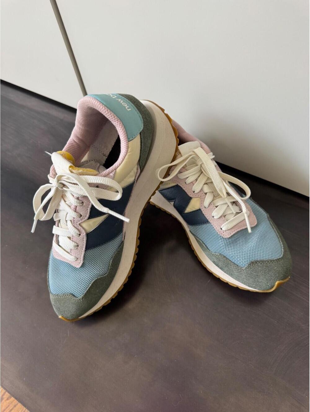 EUC Women's New Balance Fashion Sneakers Shoes Multicolor Size 8.5
